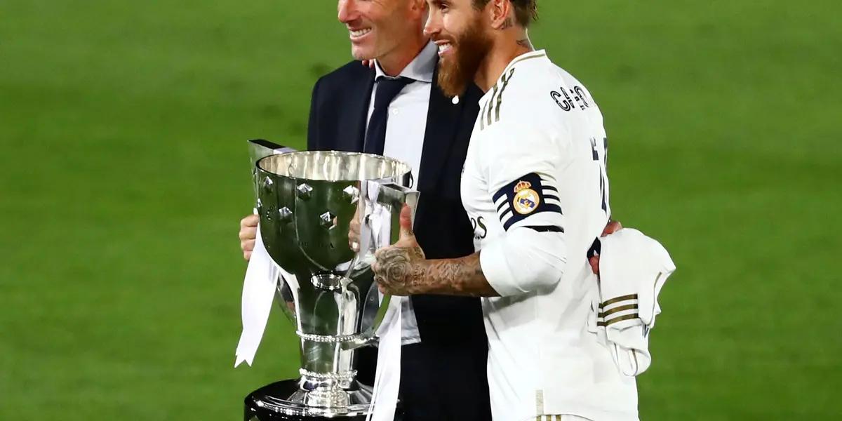 El capitán del equipo despide a su entrenador.