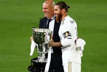 El capitán del equipo despide a su entrenador.