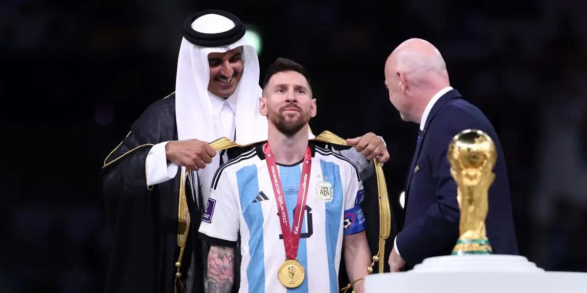 El capitán de la Selección Argentina fue cubierto con una especie de manto al momento de la entrega de la copa.