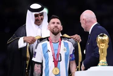 El capitán de la Selección Argentina fue cubierto con una especie de manto al momento de la entrega de la copa.