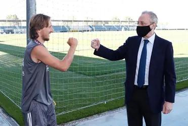 El centrocampista croata Luka Modric es uno de los jugadores que buscan su renovación. No obstante, en las negociaciones con su agente podría haber surgido un buen problema con la duración del vínculo.
