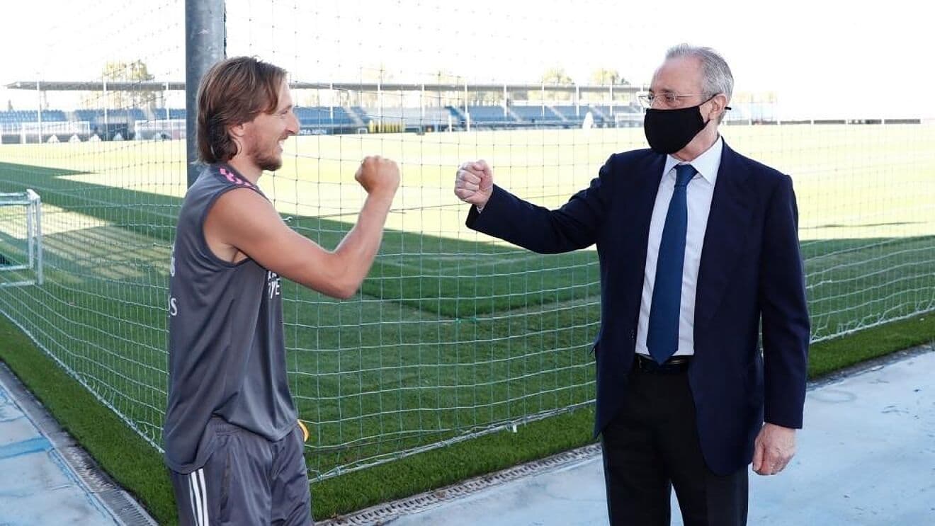 El centrocampista croata Luka Modric es uno de los jugadores que buscan su renovación. No obstante, en las negociaciones con su agente podría haber surgido un buen problema con la duración del vínculo.