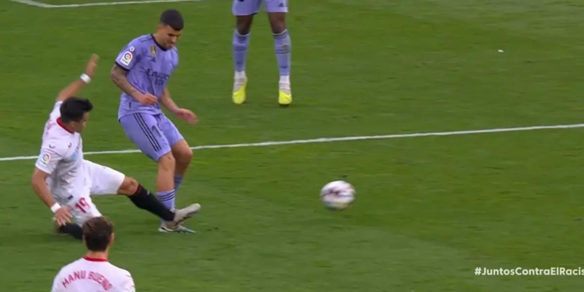 El centrocampista español se llevó una dura infracción en su tobillo.