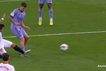 El centrocampista español se llevó una dura infracción en su tobillo.