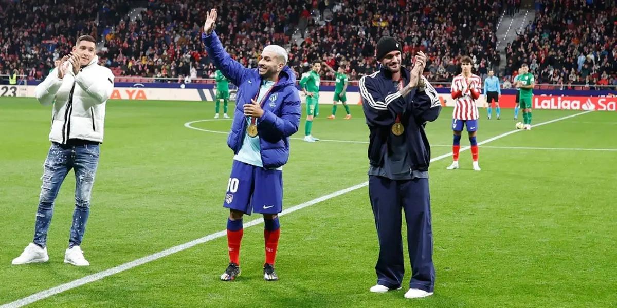 El centrocampista ingresó junto a Molina y Correa con la medalla de campeón del Mundial para ser ovacionado, pero la realidad fue muy distinta.