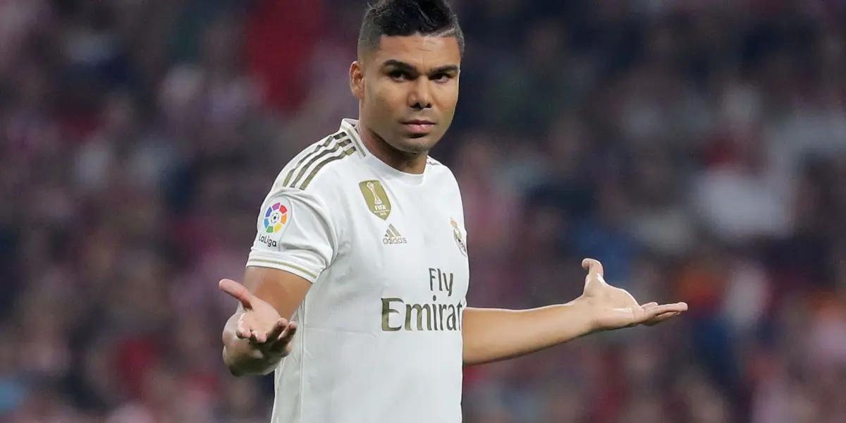 El Chelsea no descarta la posibilidad de llevar a cabo una estrategia para hacerse con Casemiro. El brasileño hace suspirar a los londinenses que esperan por una puerta de negociación con Real Madrid para fichar a la figura del merengue.