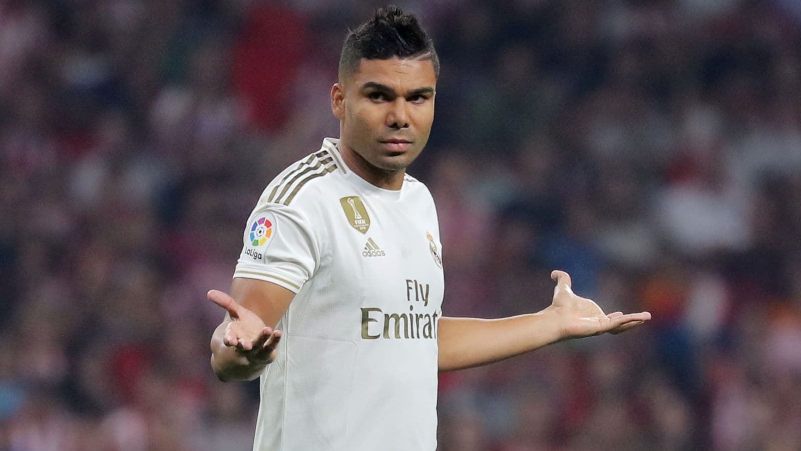 El Chelsea no descarta la posibilidad de llevar a cabo una estrategia para hacerse con Casemiro. El brasileño hace suspirar a los londinenses que esperan por una puerta de negociación con Real Madrid para fichar a la figura del merengue.