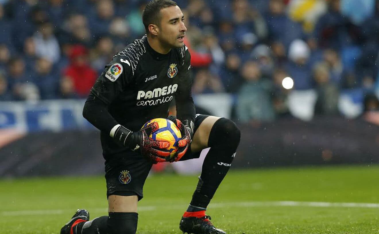 El club catalán busca la incorporación de un guardavalla y la posibilidad del portero del Villareal comienza a tomar fuerza. Los Periquitos dberán desembolsar una buena suma de dinero.