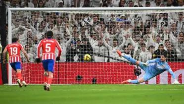 El club rojiblanco tan solo ha obtenido cinco penaltis a favor en el Bernabéu a lo largo de la historia de La Liga, otra rareza histórica...