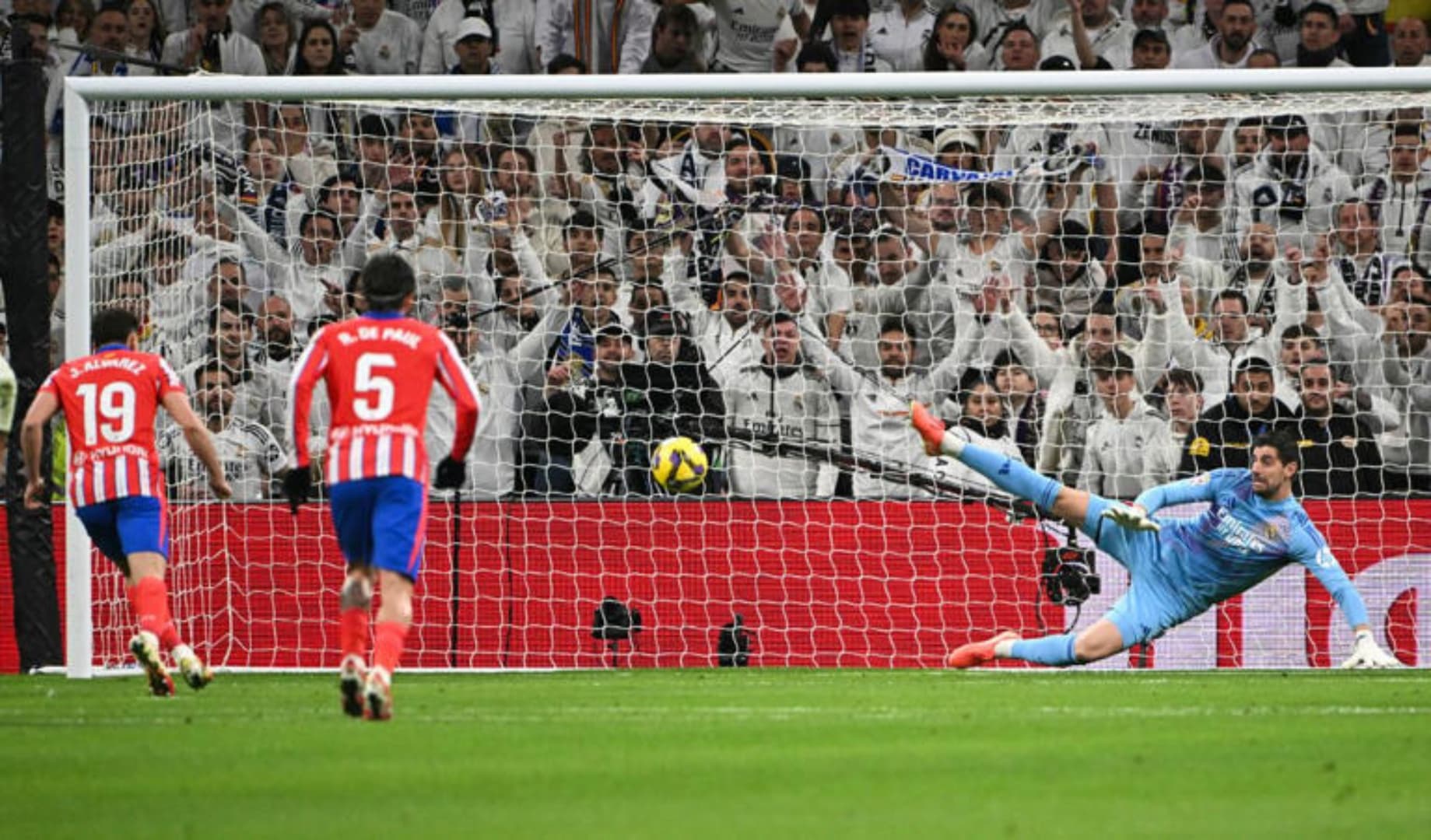 El club rojiblanco tan solo ha obtenido cinco penaltis a favor en el Bernabéu a lo largo de la historia de La Liga, otra rareza histórica...