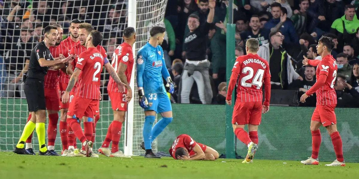 El colegiado De Burgos Bengoetxea decidió suspender el encuentro en el que Betis y Sevilla igualaban 1-1 en el Benito Villamarín luego que el jugador sevillista Joan Jordán recibiera un impacto de una barra de plástico lanzada desde la grada.
