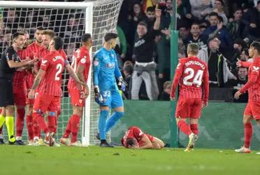 El colegiado De Burgos Bengoetxea decidió suspender el encuentro en el que Betis y Sevilla igualaban 1-1 en el Benito Villamarín luego que el jugador sevillista Joan Jordán recibiera un impacto de una barra de plástico lanzada desde la grada.