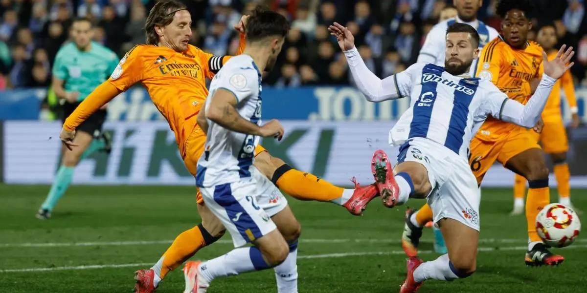 El colegiado decidió no castigar con tarjeta una entrada muy fea por parte de los defensores madridistas