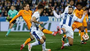 El colegiado decidió no castigar con tarjeta una entrada muy fea por parte de los defensores madridistas