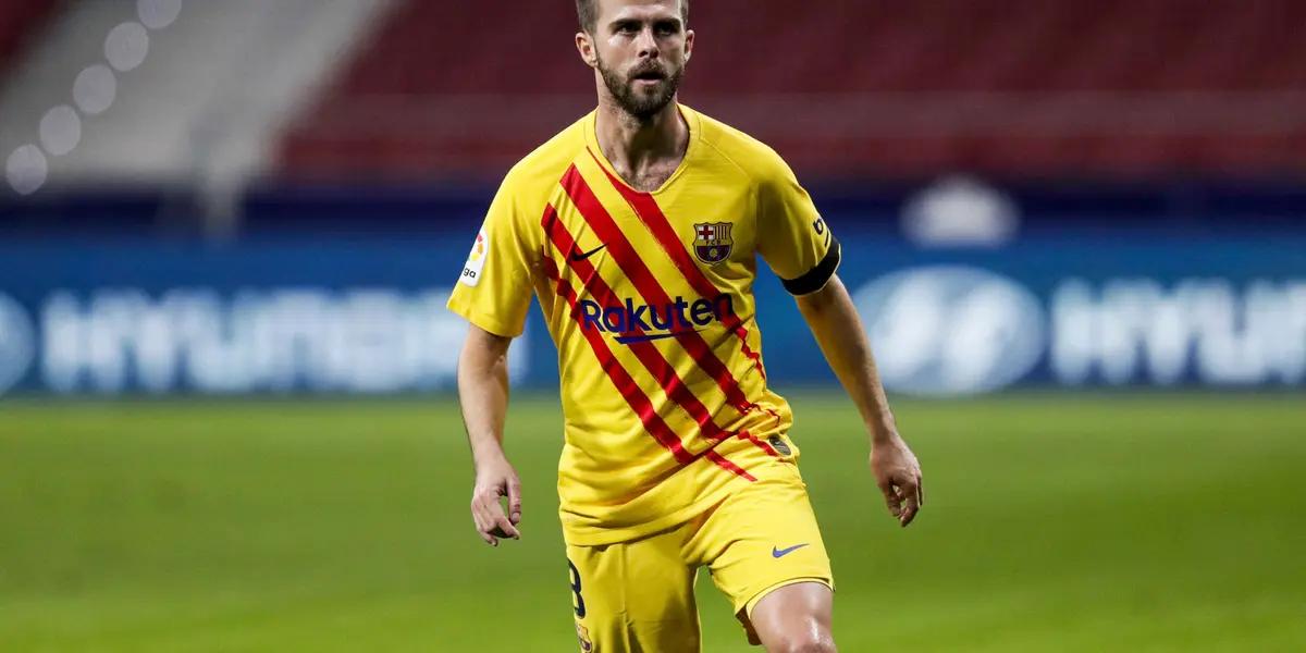 El conjunto catalán planea renovar el mediocampo.