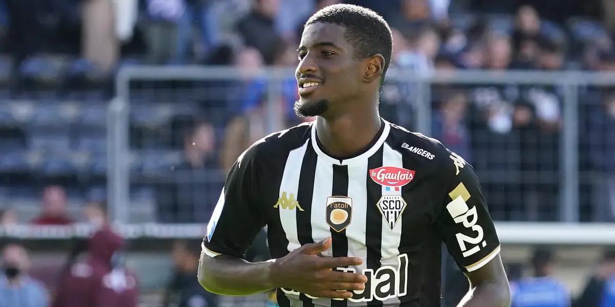 El conjunto verdiblanco está a nada de llegar a un acuerdo para lograr el fichaje de la joven estrella francesa, aunque primero deberá abonar una gran suma de dinero.