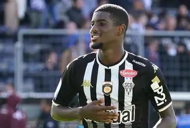 El conjunto verdiblanco está a nada de llegar a un acuerdo para lograr el fichaje de la joven estrella francesa, aunque primero deberá abonar una gran suma de dinero.