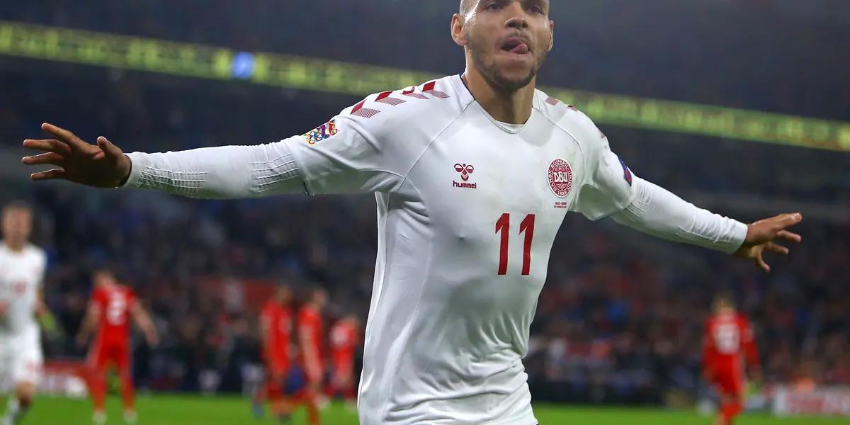 El cuadro culé desea darle salida pero el jugador se mantiene firme.