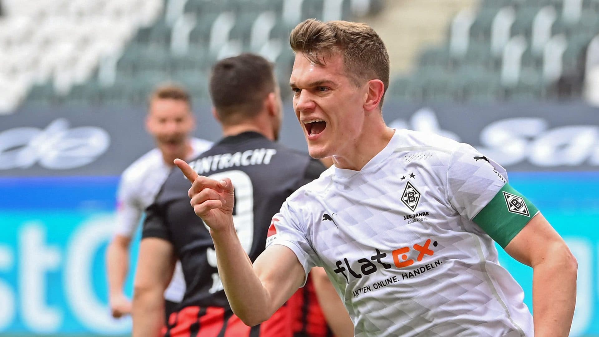 El defensor del Borussia Mönchengladbach quedará libre en Junio y el Barcelona estaría interesado en fichar al jugador alemán.