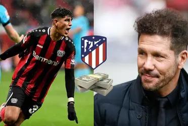 El defensor ecuatoriano perdió un duro perseguidor de su ficha y desde Madrid planearían una estrategia para conseguirlo por menos dinero.