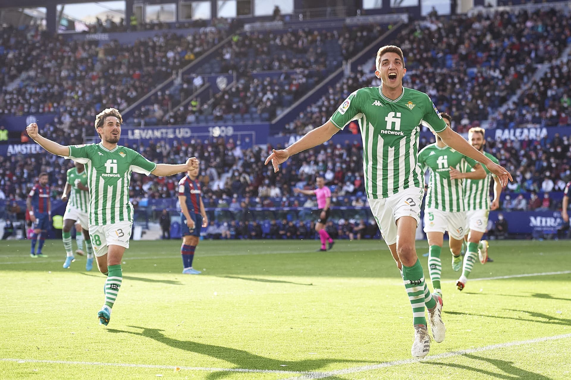 El defensor estaría pronto a renovar su vínculo con el club español hasta 2026, dejando pasar ofertas importantes de clubes como Ajax o Borussia Dortmund.