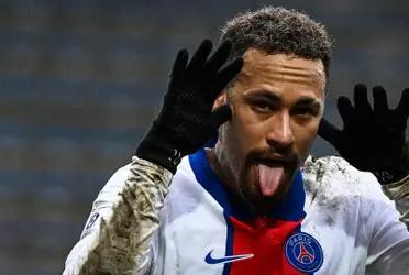 El delantero brasileño llegó a las practicas del PSG en su helicóptero personalizado de Batman y llamó la atención de todos con su nueva adquisición millonaria.