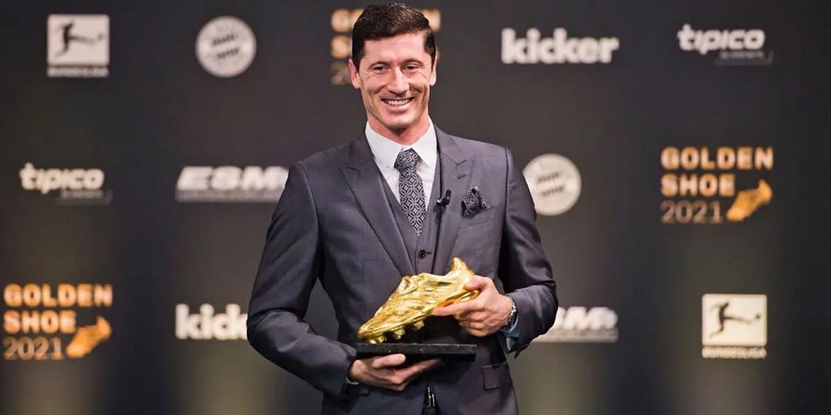 El delantero del Bayern Múnich recibió hoy la presea por los 41 goles anotados el torneo anterior de la Bundesliga, rompiendo una marca histórica de Gerd Müller. Quitandole el premio que siempre solian ganar el argentino y el luso.