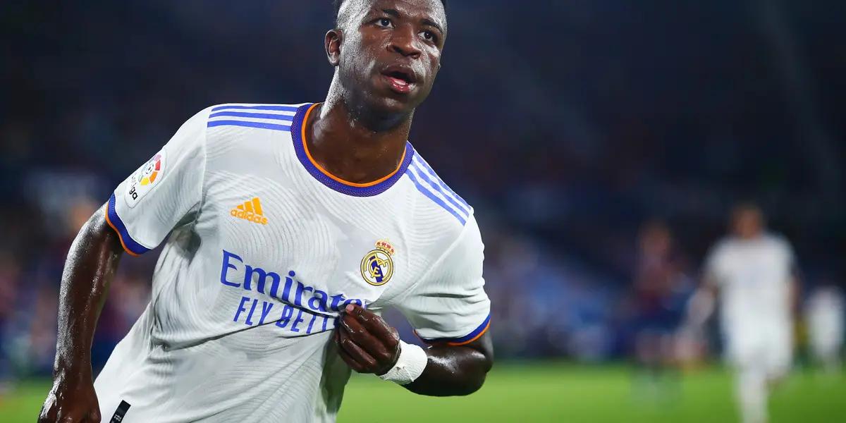 El delantero del Real Madrid se encontró a un fan argentino que paseaba por las calles de Miami y ante la emoción del aficionado, lo invitó a comer con él a un restaurante de la zona y le regalo su camiseta.