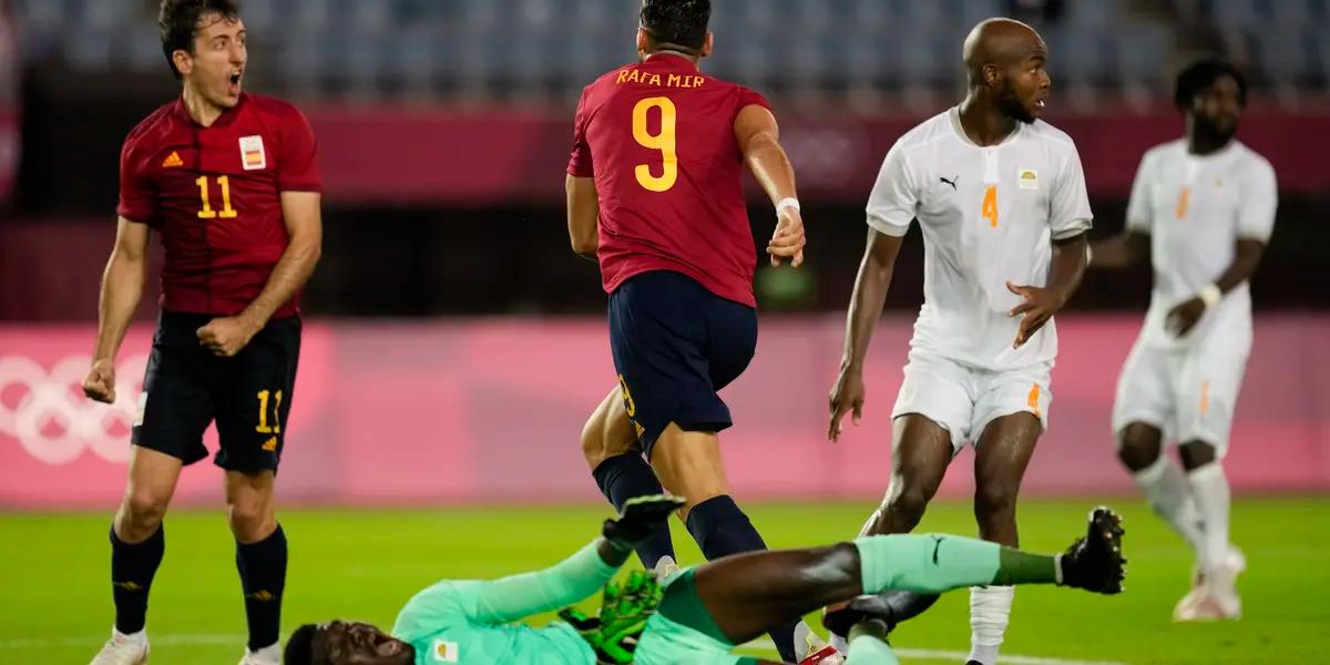 El delantero español Rafa Mir, la estrella que interesa en varios clubes de la Liga y que muchos estan dispuestos a pagar lo que pide su club, aunque... parece que el ya sabe a donde quiere ir.