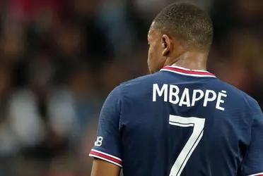 El delantero francés todavía no ha renovado su vinculo con el PSG y su presidente tendría miedo que como consecuencia sea destituido del puesto.