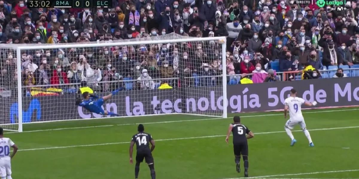 El delantero francés, que además salió lesionado del campo de juego en el complemento, desvió un penalti para el Real Madrid ante Elche y quebró una racha histórica en la materia.