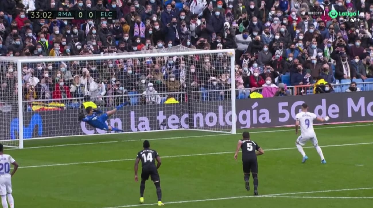 El delantero francés, que además salió lesionado del campo de juego en el complemento, desvió un penalti para el Real Madrid ante Elche y quebró una racha histórica en la materia.