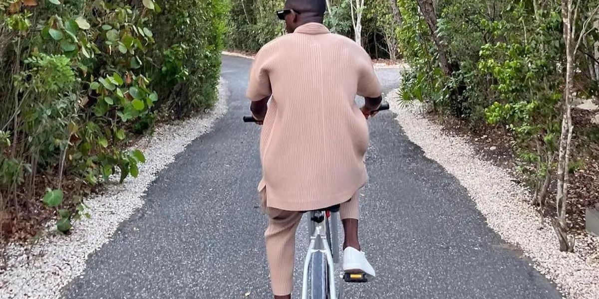 El delantero galo lleva prácticamente una semana sin contrato, tras finalizar su vinculación con la institución culé, y desde el club azulgrana todavía se sigue esperando una respuesta a la oferta presentada tanto al jugador. Mientras Dembélé realiza unas exóticas vacaciones.