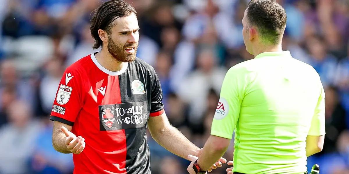 El delantero de la Selección chilena de fútbol está en la mira de la Secretaría Técnica del Sevilla para reforzarse en la próxima temporada. Debería desembolsar cerca de 20 millones de euros de querer hacerse de los servicios del atacante.