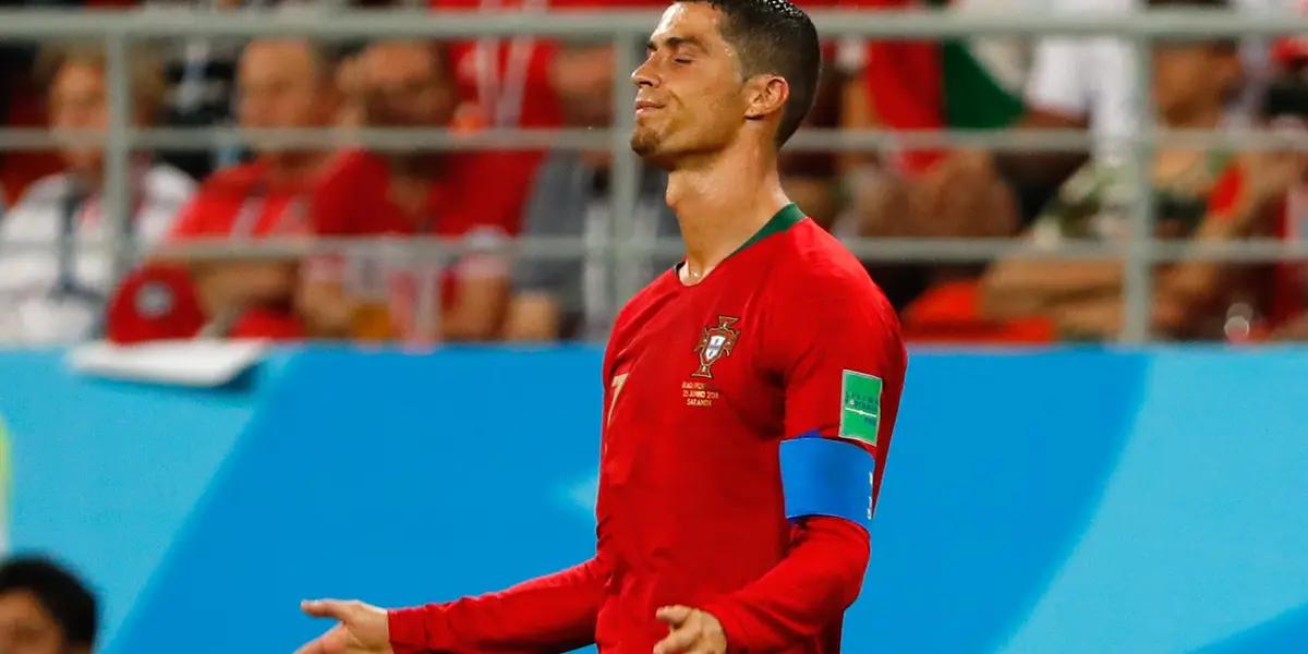 El delantero de Manchester United no pudo evitar la caída de su Selección y tendrán que jugar la repesca para intentar clasificar al Mundial.