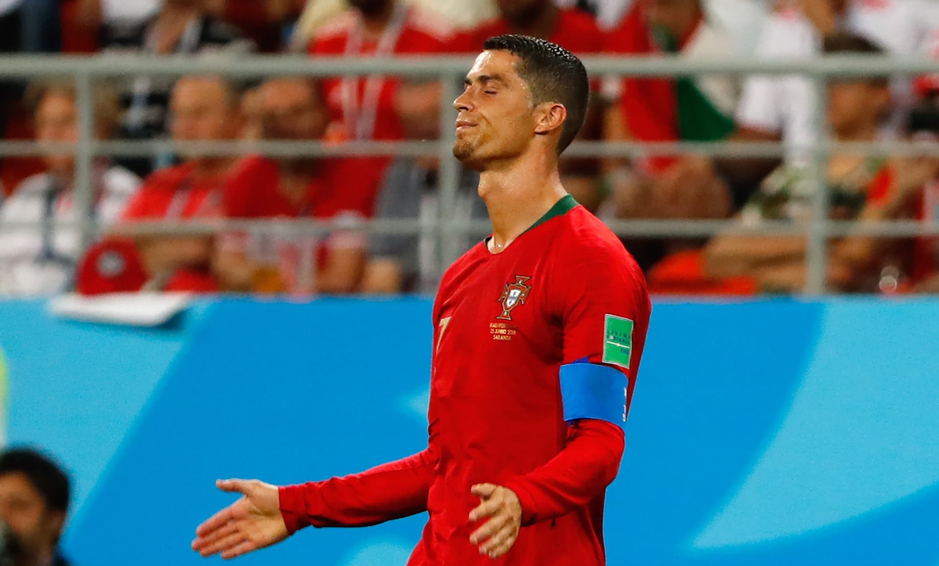 El delantero de Manchester United no pudo evitar la caída de su Selección y tendrán que jugar la repesca para intentar clasificar al Mundial.