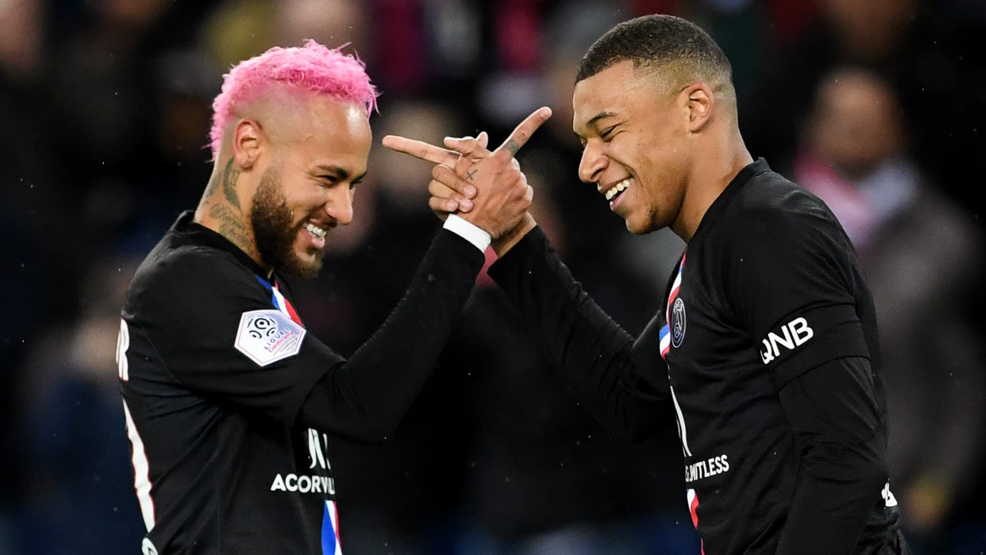 El delantero Mbappé, estrella del Paris Saint Germain, se confesó en una entrevista conjunta con el astro brasileño Neymar que sale en la revista del club. Mientras paralelamente, sigue sin renovar su contrato que vence al fin de esta temporada.