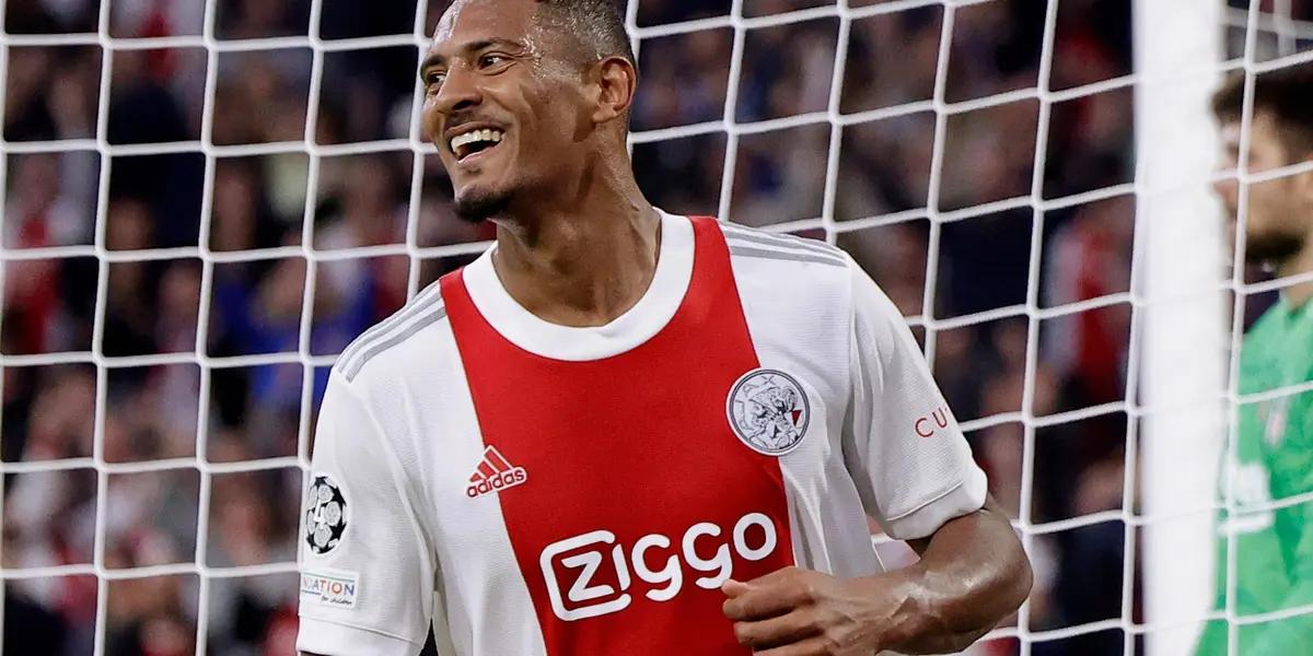 El delantero Sébastien Haller anotó un doblete para que el Ajax y logró una marca impresionante para su carrera.