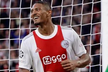 El delantero Sébastien Haller anotó un doblete para que el Ajax y logró una marca impresionante para su carrera.
