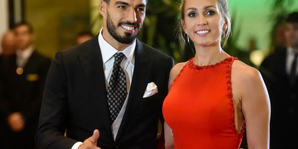 El delantero uruguayo Luis Suárez tiene hace muchos años una relación con quién ahora es la mujer y la madre de sus hijos, pero les tocó pasar por momentos muy complicados en sus vidas.