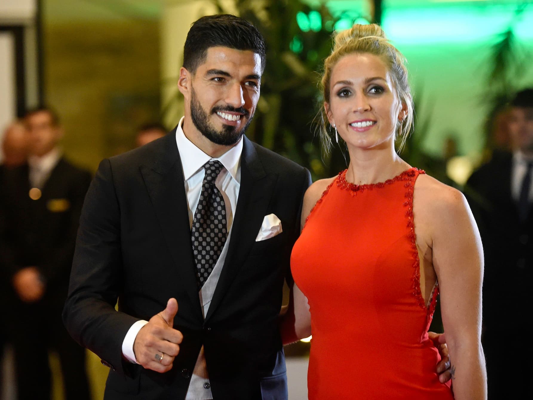 El delantero uruguayo Luis Suárez tiene hace muchos años una relación con quién ahora es la mujer y la madre de sus hijos, pero les tocó pasar por momentos muy complicados en sus vidas.