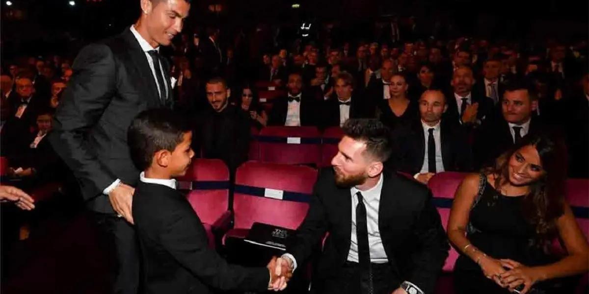 El destino, siempre curioso, hizo que el hijo de Cristiano Ronaldo tuviera como ‘referente y favorito’ a Lionel Messi. Cristiano Jr., pudo conocer a su ídolo en 2014, durante la ceremonia de entrega del Balón de Oro (en ese año lo ganó CR7). Curiosidades de un hecho peculiar.