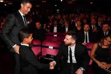 El destino, siempre curioso, hizo que el hijo de Cristiano Ronaldo tuviera como ‘referente y favorito’ a Lionel Messi. Cristiano Jr., pudo conocer a su ídolo en 2014, durante la ceremonia de entrega del Balón de Oro (en ese año lo ganó CR7). Curiosidades de un hecho peculiar.