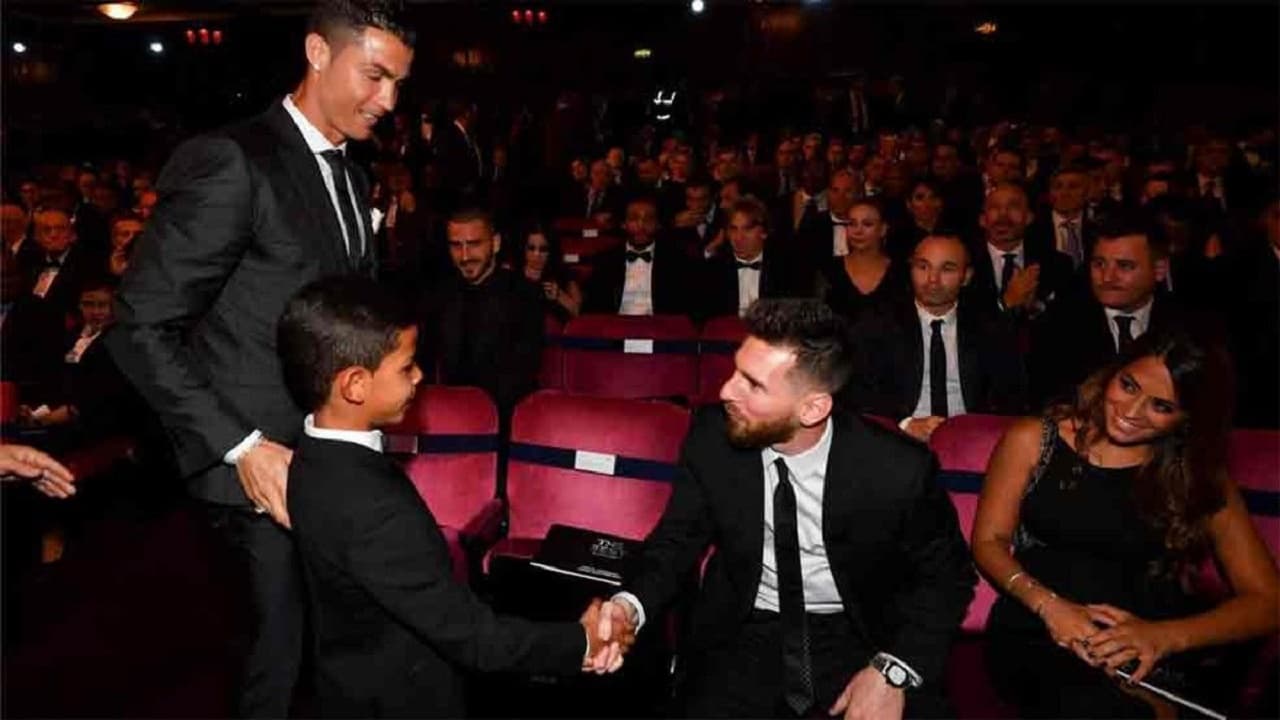 El destino, siempre curioso, hizo que el hijo de Cristiano Ronaldo tuviera como ‘referente y favorito’ a Lionel Messi. Cristiano Jr., pudo conocer a su ídolo en 2014, durante la ceremonia de entrega del Balón de Oro (en ese año lo ganó CR7). Curiosidades de un hecho peculiar.