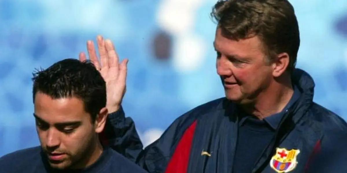 El director técnico catalán recibe ayuda para manejar el vestuario