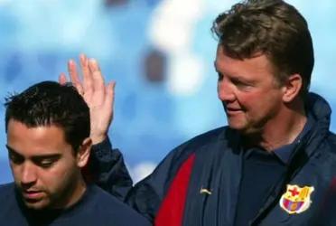 El director técnico catalán recibe ayuda para manejar el vestuario