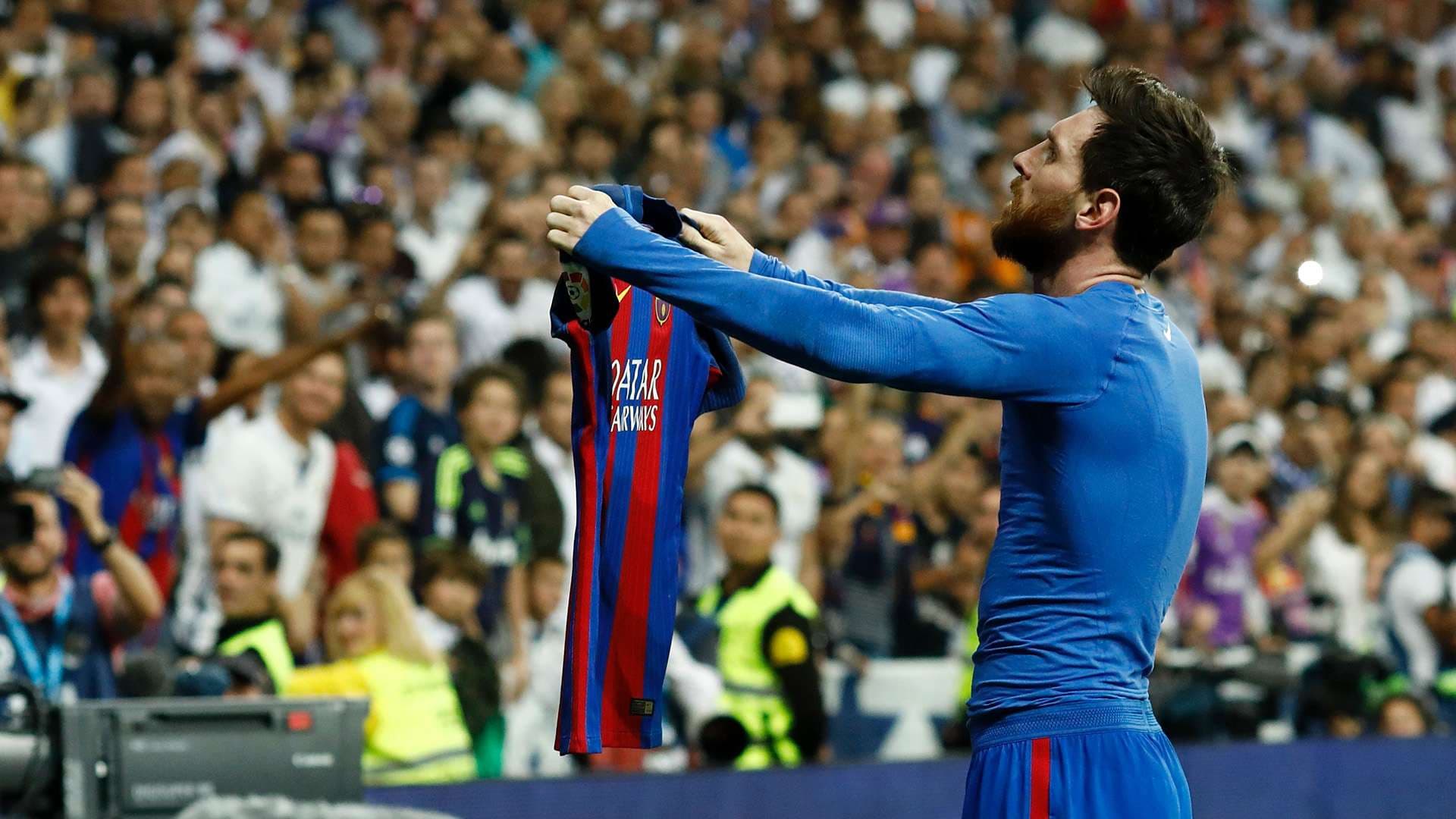 El efecto Messi causa sensaciones y rompe cualquier tipo de barrera, tanto así que sus propios rivales al finalizar el encuentro contra él no se aguantan las ganas y le piden fotos, camisetas, etc. Acá te mostramos los más impresionantes