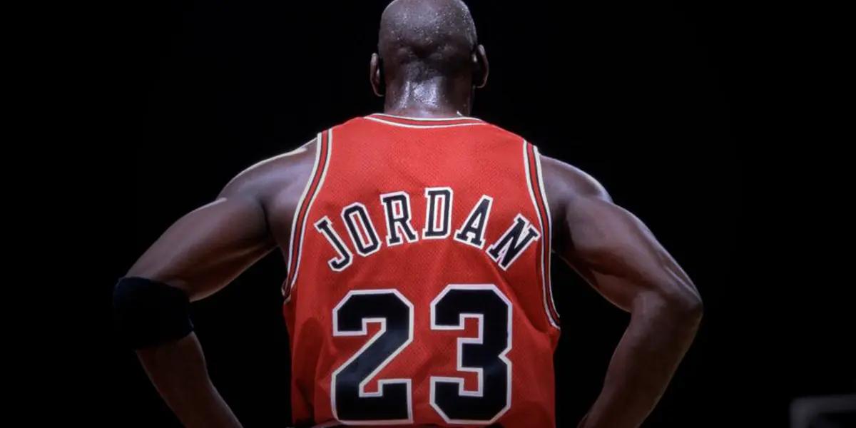 El efecto Messi sigue haciendo estragos en París, esta vez salió beneficiado la leyenda de la NBA, Jordan. Quien tras las ventas de camisetas que generó el PSG con la llegada de Messi se lleno los bolsillos de dinero sin hacer absolutamente nada.