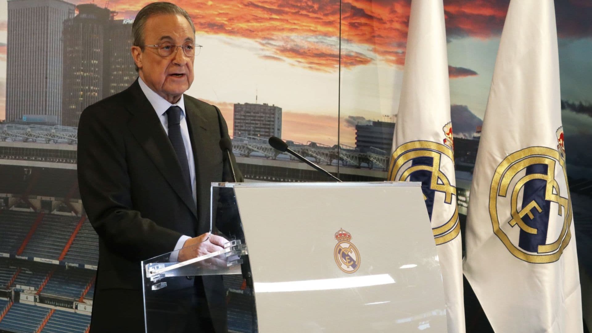 El empresario español ha tenido dos etapas al mando del conjunto merengue. La primera fue entre el año 2000 y el 2006, tres años después volvió 2009 para quedarse de una vez por todas. A lo largo de estos años el equipo blanco tuvo grandes jugadores gracias a la buena gerencia de Florentino Pérez, estos son los más relevantes.