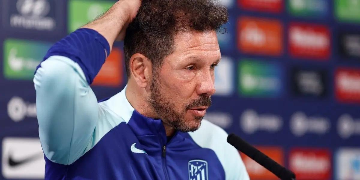 El entrenador argentino tuvo un grave error frente a los micrófonos y desató la furia de los aficionados.